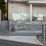 Je plotová brána s motorizáciou výhodnejšia