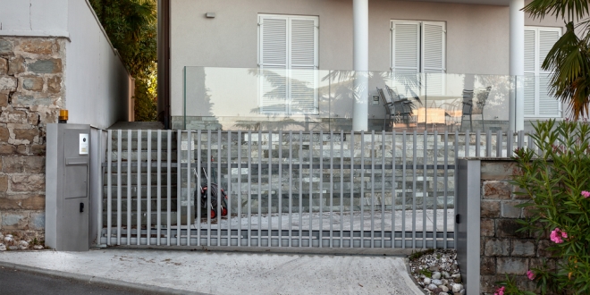 Je plotová brána s motorizáciou výhodnejšia