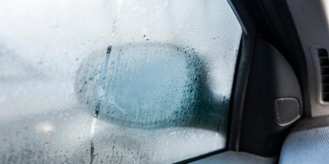 Príčiny zahmlievania skla v aute.