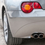 Auto na ceste s čistým a dobre udržiavaným výfukovým potrubím vďaka správnym jazdným návykom.