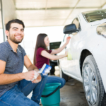 Auto prechádza procesom čistenia v modernej autoumyvárni.