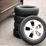 Detail opotrebovaného dezénu pneumatiky ukazujúci potrebu výmeny.