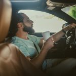 Automobil jazdiaci po ceste bez rušivého hluku od strechy a podvozka.