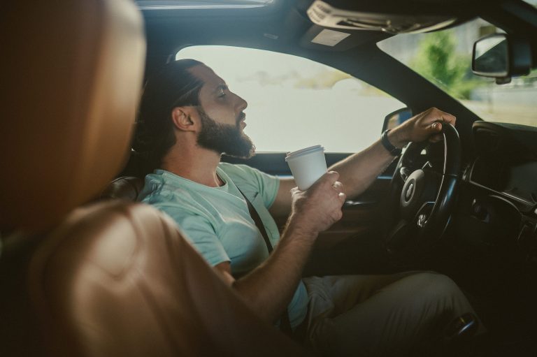 Automobil jazdiaci po ceste bez rušivého hluku od strechy a podvozka.