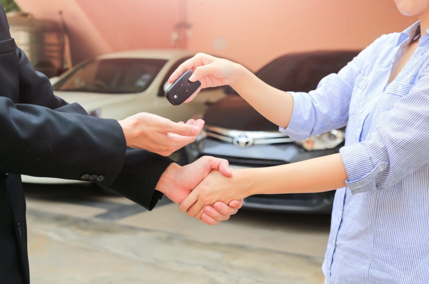 Kontrola počtu najazdených kilometrov na tachometri ojazdeného automobilu pred kúpou a overením histórie vozidla.